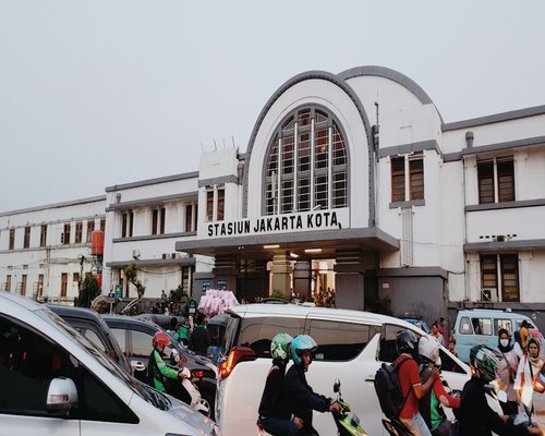 Aktivitas ringan di taman kota Jakarta